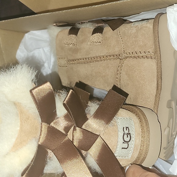 Uggs USA  Todfler 6C Chestnut Tan Boots - Picture 3 of 4